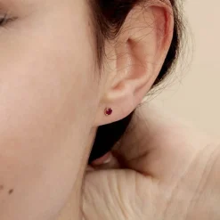 Boucles D'oreilles Puces Elea Serti Griffe Or Jaune Rubis