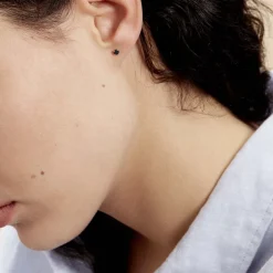 Boucles D'oreilles Puces Elea Serti Griffe Or Jaune Saphir