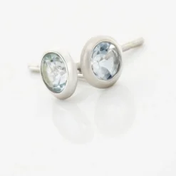 Boucles D'oreilles Puces Edy Serti Clos Or Blanc Topaze
