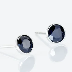 Boucles D'oreilles Puces Edy Serti Clos Or Blanc Saphir